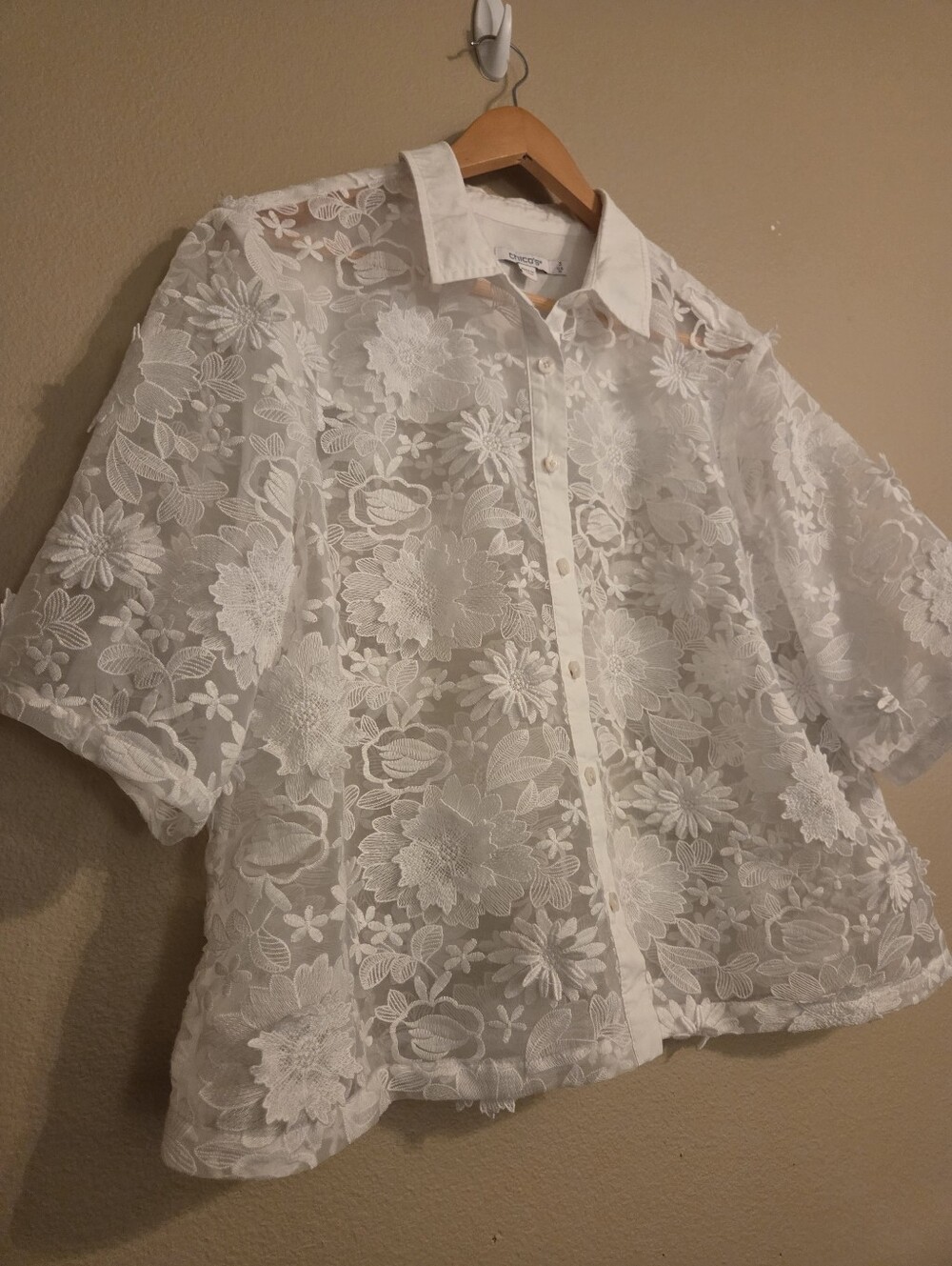 CHICO'S White Lacey 3-D Floral Applique Sheer Button Down Cropped Blouse Size XL - Picture 3 of 13